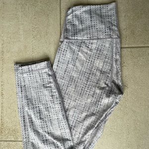 LULULEMON Wunder Under. Size 6. 25” inseam